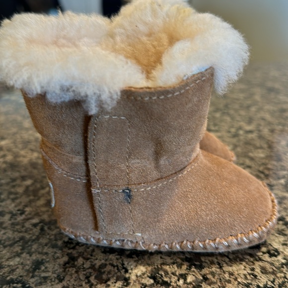 Baby Ugg Boots Tan Moccasins Fur Lined Rubber Soles Size 0/1 EUC Velcro Uggs - Picture 4 of 8